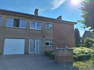 Praktisch instapklaar appartement te Zolder centrum.<br /><br />Dit appartement op de eerste verdieping heeft twee ruime slaapkamers, een ingerichte recente keuken en badkamer met douche, living en een berging.<br /><br />Het knus terras en de privatieve garage zijn ZEKER extra PLUSPUNTEN.<br /><br />Er zijn GEEN gemeenschappelijke vaste kosten.