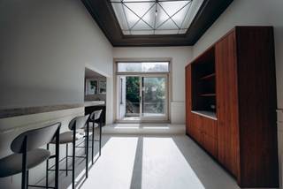 Stijlvol herenhuis met zuidgerichte tuin
Locatie:
Op een toplocatie in Antwerpen-Zuid bevindt zich dit neoclassicistische herenhuis, sinds 2023 grondig gerenoveerd met respect voor de authentieke elementen.
Indeling:
De royale inkomhal met hoge plafonds, ornamenten en marmeren vloer leidt naar de leefruimte met eiken visgraatparket en originele marmeren schouwen. Aansluitend bevindt zich de vernieuwde keuken in walnoothout met composieten werkbladen, mortexvloer, ontbijtbar en toegang tot de zuidgerichte tuin met verschillende terrassen.
De eerste verdieping telt 2 ruime slaapkamers en een luxueuze badkamer met dubbele marmeren wastafel, inloopdouche en ligbad. De tussenverdieping wordt voorbereid voor een tweede badkamer. Op de tweede verdieping bevinden zich 2 slaapkamers en een dressing. De derde verdieping biedt nog 2 slaapkamers en een kantoor met maatwerk in walnoothout.
Verder beschikt de woning over een afgewerkte zolder van ca. 30 m² en een volwaardig souterrain van ca. 95 m² met toegang tot de tuin.
Troeven:
• 6 slaapkamers
• Kantoor
• Zuidtuin
• Authentieke elementen
• Hoogwaardige renovatie.
Technisch: gunstig EPC, elektriciteit conform en asbestveilig/-vrij.
Koopt u als enige en eerste woning? Dan geniet u van het verlaagde tarief van 2% verkooprechten.
Info en afspraken : 03/345.88.99.