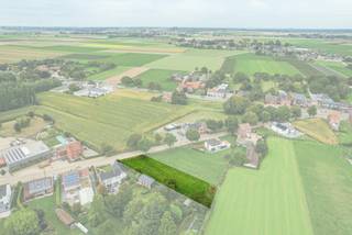 Gunstig gelegen bouwgrond van 10a69ca geschikt voor OPEN bebouwing in het geliefde Vroenhoven. Deze landelijke deelgemeente van Riemst is gelegen pal tegen de grens met Nederland. Je geniet hier dus niet alleen van mooie verzichten, maar ook van de nabijheid van de bruisende stad Maastricht. Bovendien zijn ook Tongeren, Bilzen en Visé op minder dan 15min gelegen en hoef je voor dagdagelijkse benodigdheden, zoals bushalte, krantenwinkel, frituur..., zelfs niet zo ver te gaan. Kortom een ideale woonomgeving!<br /><br />Het perceel, LOT 3, op het verkavelingsplan, heeft de volgende kenmerken:<br />- Oppervlakte: 1069m2<br />- Perceelbreedte: 17m<br />- Perceeldiepte: 71,85m<br />- Oriëntatie: NO<br />- Bouwbreedte: 9,52m<br />- Bouwdiepte: 12m + 3m gelijkvloers<br />- Dakvorm vrij te kiezen.<br /><br />Graag meer informatie of een bezoek? Aarzel niet om ons te contacteren.