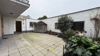 <p>Welkom in dit ruim appartement van 125 m² gelegen in Zwijndrecht, een ideale woning voor starters en gezinnen. Dit fijne pand biedt alles wat u nodig heeft voor comfortabel wonen in een rustige woonwijk.</p><p>De woning beschikt over twee slaapkamers die beide voorzien zijn van natuurlijk licht en voldoende ruimte voor meubilering. De hoofdslaapkamer is voorzien van een ingebouwde garderobekast met spiegeldeuren. De tweede slaapkamer biedt een perfect verblijf voor gezinsleden of gasten.</p><p>De open woonkamer is licht met grote ramen die zorgen voor volop natuurlijke lichtinval. De woonkamer beschikt over een open haard, wat extra warmte en gezelligheid toevoegt.</p><p>De keuken is uitgerust met houten kasten van goede kwaliteit en een natuurstenen werkblad. Een functionele indeling en moderne elektrische apparatuur. Deze volledig ingerichte keuken biedt voldoende werkruimte en opslagmogelijkheden.</p><p>De badkamer is praktisch ingericht met een douchecabine, toilet en wastafel. De kamer is netjes betegeld en voorzien van alle nodige voorzieningen.</p><p>Dit appartement beschikt over een eigen koer van 50m², ideaal voor buitenactiviteiten en ontspanning. <br />Het gebouw ligt in een vriendelijke buurt met goed onderhouden gemeenschappelijke ruimten. <br />Naast de buitenruimte is doorgang naar 2 bergruimtes/burelen die uitkomen in de dubbele garage met automatische poorten en ruime opritten.<br />Deze kunnen optioneel worden bijgekocht aan €40.000/stuk<br />Verder zijn er geen vaste kosten. </p>