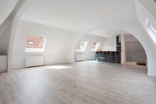 Dit instapklare duplexappartement werd recent volledig opgefrist. Zo werd het appartement volledig geschilderd en kreeg de badkamer een mooie renovatie, waardoor u hier meteen zorgeloos kunt intrekken.
Op de benedenverdieping bevinden zich twee ruime slaapkamers, een vernieuwde badkamer met douche en een apart toilet. Via de trap met handige ingebouwde kasten bereikt u de bovenverdieping.
Hier vindt u de gezellige leefruimte met open keuken. Dankzij de grote raampartijen geniet deze verdieping van veel natuurlijke lichtinval, wat zorgt voor een aangenaam en ruim gevoel. Naast de keuken bevindt zich bovendien een praktische berging.
Voor extra comfort is het appartement uitgerust met airconditioning. Vanuit de leefruimte heeft u bovendien een mooi uitzicht op de Boerentoren, wat een leuke extra troef vormt.
Met zijn praktische indeling, recente opfrissingswerken en lichtrijke ruimtes is dit de ideale woonst voor wie op zoek is naar een verzorgd en instapklaar appartement in de stad.