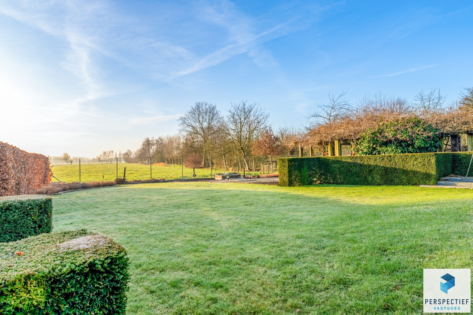 Landelijk gelegen villa met handelsruimte en buitenzwembad op 1370 m² - foto 2