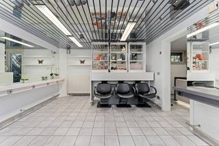 Deze instapklare eigendom biedt alles wat u zoekt: een volledig uitgeruste handelsruimte, afzonderlijk kantoor en dit gecombineerd met een gezellige en lichtrijke woning, afgewerkt met duurzame materialen.— perfect voor zelfstandigen of vrije beroepen. Voorheen welgekend kapsalon .
De woning beschikt over een aangename leefruimte met zicht op de prachtige tuin, een volledig ingerichte keuken, drie slaapkamers en een comfortabele badkamer met ligbad en douche.
Op de gelijkvloers een multifunctionele ruimte.
Buiten wacht een absolute meerwaarde: een prachtig aangelegde, exotische tuin met jacuzzi waar u in alle privacy kunt ontspannen.
Dankzij de 26 zonnepanelen met groenestroomcertificaten en het gunstige EPC-label A woont u bovendien energiezuinig.
👉 Ideaal als praktijkruimte met gezinswoning!
👉 Instapklaar en veelzijdig!
Wacht niet te lang — plan vandaag nog uw bezoek in met Martine!
Bel Hyboma op 051/ 480 980