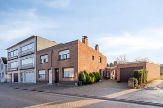 <div>
<article>
<div>
<div>
<div>
<div>
<div>
<div>
<p>Zeer gunstig gelegen woning in het centrum van Heist-op-den-Berg, op wandelafstand van winkels, scholen en het station. Deze te renoveren woning biedt tal van mogelijkheden voor wie op zoek is naar een project met een uitstekende ligging.</p>
<p>Op het gelijkvloers bevinden zich een gezellige leefruimte, een keuken en een aparte bureauruimte. Op de verdieping zijn er twee slaapkamers en een badkamer. De tuin is iets lager gelegen en vormt een rustige buitenruimte met potentieel.</p>
<p>Daarnaast beschikt de woning op straathoogte over parkeergelegenheid, een garage en een praktische werkplaats. Dankzij de centrale ligging en de nabijheid van scholen is dit een ideale woning voor gezinnen of investeerders die hun eigen stempel willen drukken op een pand in het hart van Heist-op-den-Berg.</p>
</div>
</div>
</div>
</div>
<div></div>
<div>
<div></div>
</div>
</div>
</div>
</article>
</div>
<div></div>
