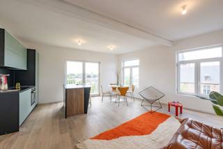 <p><span>Hoogwaardig gerenoveerd en energiezuinig appartement met terras</span></p><p><span> </span></p><p><span>Dit prachtige appartement is gelegen op de eerste verdieping van een volledig gerenoveerd gebouw.</span></p><p><span> </span></p><p><span>Indeling</span></p><p><span>We komen het appartement binnen in de lichtrijke inkomhal. De leefruimte en keuken lopen naadloos in mekaar over met aan zeer mooie parket die we overal in het appartement terugvinden. De prachtige keuken bevat alle moderne toestellen van kwalitatieve makelij. Aansluitend bevindt er zich een gezellig zuidwest-gericht terras met zicht op kasteel De Drie Torekens. Naast de leefruimte is er nog een bergruimte met aansluiting voor de wasmachine.</span></p><p><span> </span></p><p><span>Verder bevinden zich nog twee slaapkamers, alsook een prachtige badkamer met inloopdouche en toilet.</span></p><p><span> </span></p><p><span>Er zijn verfrissende airco-units in de leefruimte en de slaapkamers, alsook zes zonnepanelen op het dak.</span></p><p><span> </span></p><p><span>Bij dit appartement hoort een ruime privatieve kelder op de ondergrondse verdieping.</span></p><p><span> </span></p><p><span>We verkopen ook twee identieke appartementen op de tweede en derde verdieping van dit gebouw.</span></p><p><span> </span></p><p><span>Extra info</span></p><ul><li><span>Fantastische EPC-score: 56 (label A)</span></li><li><span>Alle meters voor de nutsvoorzieningen zijn individueel</span></li><li><span>Lage maandelijkse kosten</span></li><li><span>Elektriciteit conform</span></li><li><span>Geen asbesthoudende materialen aanwezig</span></li></ul><p><span> </span></p>