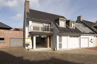 Deze woning, gelegen op een toplocatie in Aarsele-Dorp 2, biedt een bewoonbare oppervlakte van 133 m² en bevindt zich op wandelafstand van winkels, bakker, lagere school en openbaar vervoer. Dankzij de centrale ligging en het potentieel is dit de ideale starterswoning of investeringseigendom.<br /><br />PLUSPUNTEN<br />* Ideale starterswoning met gunstige en centrale ligging<br />* 133 m² bewoonbare oppervlakte<br />* Inpandige garage met oprit<br />* Woning met renovatiepotentieel naar eigen smaak<br /><br />INTERIEUR<br />Via de inkomhal betreedt u de woning. Links bevindt zich de lichtrijke leefruimte, die naadloos aansluit op de keuken. Op het gelijkvloers vindt u verder nog een apart toilet, een praktische wasruimte en een gezellige binnenkoer.<br />De inpandige garage met manuele poort biedt plaats voor één wagen en extra opbergruimte.<br />Op de eerste verdieping bevinden zich drie slaapkamers, waarvan één met toegang tot een zonneterras. Daarnaast is er een badkamer uitgerust met een enkele lavabo, zitbad en toilet.<br /><br />EXTERIEUR<br />De binnenkoer biedt tal van mogelijkheden om er een gezellige buitenruimte van te maken, volledig naar eigen smaak in te richten.<br /><br />Nieuwsgierig naar wat deze woning u te bieden heeft? Maak snel een afspraak en ontdek het zelf ter plaatse. herschrijf deze tekst