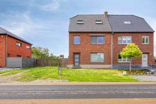 This move-in ready and energy-efficient semi-detached home with a spacious 10a garden is located at Molenstraat 23 in Kermt, a pleasant...