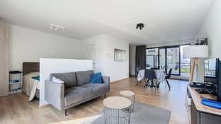 Lichtrijke studio (58m²) te koop, gelegen op de eerste verdieping van een recent appartementsgebouw, opgeleverd in 2018. Deze instapklare...