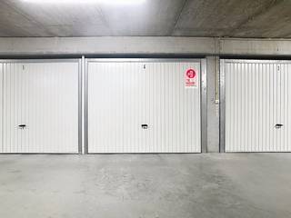 Uitstekend gelegen en ruime garagebox te koop in Middelkerke, Duinenweg 369b, residentie Atlantis III, vlakbij winkels, zeedijk en centrum!...