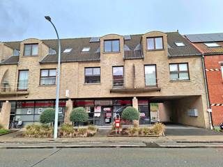 residentie 't Perretje<br />Deze garage is gelegen in het centrum van Assebroek en is afgesloten met een kantelpoort. (wg, vg, gvv, gmo, gvkr)<br /><br />www.desmetpoupeyebrugge.be<br /><br />Voor meer info of een bezoek, contacteer ons 050 47 00 00 of kom langs op ons kantoor te Hoefijzerlaan 1 ('t Zand) Brugge.<br /><br />* box 17<br /><br />- breedte : 2m60<br />- diepte : 5m<br />- hoogte : 2m05<br />* afgesloten met een kantelpoort