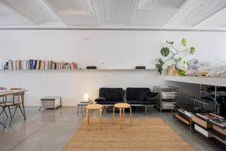In de Spitaalpoortstraat, op de grens van Gent en Sint-Amandsberg, bevindt zich deze verrassend ruime studioloft van 78 m². Een eigendom met een uitgesproken loftgevoel, waar openheid, licht en karaktervolle architectuur centraal staan.<br /><br />Via de privatieve inkom komt u binnen in een ruime en lichtrijke leefruimte, waar wonen, koken en ontspannen op natuurlijke wijze in elkaar overvloeien. De combinatie van de witgeschilderde baksteen, de grote raampartijen en de robuuste vloer zorgt voor een bijzonder sfeervolle en eigentijdse woonbeleving.<br /><br />Achteraan in de loft bevindt zich een afzonderlijke slaaphoek, die op een slimme manier werd geïntegreerd in het geheel. Onder deze verhoogde slaapzone is bovendien praktische bergruimte voorzien. Hierdoor wordt de beschikbare oppervlakte optimaal benut zonder het open karakter van de loft te verliezen. <br /><br />Hoewel de eigendom op papier als studio wordt aangeduid, voelt deze woning door haar oppervlakte, indeling en ruimtelijkheid veel meer aan als een volwaardige loft. De open leefruimte biedt bovendien voldoende mogelijkheden om verschillende woonfuncties duidelijk van elkaar te onderscheiden.<br /><br />Ook technisch biedt de loft de nodige troeven: EPC-label B, vloerverwarming, een conforme elektrische installatie en een asbestveilig attest.<br /><br />Het gebouw bestaat uit slechts twee entiteiten, waardoor er geen syndicus is en de gemeenschappelijke kosten minimaal blijven.<br /><br />Een karaktervolle stadsloft voor wie op zoek is naar ruimte, licht en een eigenzinnige woonbeleving, op een locatie waar Gent en Sint-Amandsberg samenkomen.<br /><br /><br />Bestuursmaatregelen in het maatregelenregister: nee