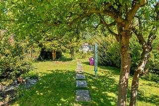 Woning met 3 ruime slaapkamers, tal van extra ruimtes en aangename tuin, centraal gelegen nabij voorzieningen!
Deze woning biedt een solide basis voor wie op zoek is naar een ruime, instapklare woning. Gelegen op een perceel van 540 m², beschikt ze over een aangename tuin en terras.

INDELING:
Inkomhal, leefruimte, keuken, bijkeuken en wasplaats. Daarnaast is er een bureau, kelder en een zolder met inrichtingsmogelijkheden. Op de verdieping bevinden zich 3 volwaardige slaapkamers en een badkamer met douche.

Centrale ligging met winkels (1.100 m), openbaar vervoer (140 m), scholen (1.700 m), sportcentrum (800 m) en station (2.300 m) in de nabijheid.
EPC: klasse C – geen renovatieverplichting. 

Te koop via Immo Beguin. ✉️ info@immobeguin.be