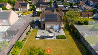 Te koop: Instapklare alleenstaande woning in een rustige en kindvriendelijke buurt van Menen<br /><br />In een rustige, gezinsvriendelijke wijk van Menen bevindt zich deze charmante en instapklare alleenstaande woning. De woning is ideaal voor wie op zoek is naar comfort, ruimte en een gunstige ligging gezien de woning gelegen is een doodlopende straat maar toch vlakbij belangrijke invalswegen. Dankzij de <strong>drie volwaardige slaapkamers</strong>, een handige <strong>dressing</strong>, een ruime tuin en meerdere extra’s, is dit de perfecte gezinswoning.<br /><br />Binnenkomend via de inkomhal met gastentoilet betreed je de lichtrijke leefruimte die uitkijkt op de tuin.<br /><br />De volledig uitgeruste keuken biedt alle nodige comfort en een aangenaam zicht en toegang tot de tuin. Aansluitend is er een praktische was/berging en de <strong>garage </strong>met elektrische poort.<br />Daarnaast is er op het gelijkvloers een apart gastentoilet en toegang tot een<strong> zonnig terras met een netjes aangelegde tuin</strong>. <br /><br />Op de eerste verdieping bevinden zich <strong>drie slaapkamers</strong>, een aparte <strong>dressing of 4e slaapkamer </strong>en een badkamer die voorzien is van een bad/douchecombinatie, lavabo en toilet. Extra opbergruimte vind je in de kleine kelder/berging en de kruipzolder die zich uitstrekt over de volledige woning.<br /><br />De woning scoort bovendien uitstekend met een <strong>epc label B </strong>, op energetisch vlak dankzij de aanwezige <strong>zonnepanelen</strong>, een <strong>hoogrendementsketel </strong>en aansluiting op <strong>regenwater</strong>. <br /><br />Deze woning is beschikbaar vanaf 1 november 2025 en is een buitenkans voor wie op zoek is naar een verzorgde, energiezuinige woning in een aangename buurt.<br /><br /><strong>PLUSPUNTEN:</strong><br />- 3/4 slaapkamers<br />- rustig gelegen<br />- grote tuin<br />- energiezuinig: zonnepanelen - hoogrendementsketel - regenwater - epc B<br /><br />Dit betreft een vanaf prijs, elk bod dient boven €369.000 te liggen.<br /><br /><br />Graag meer info of een bezoek? Kimoura 0470 86 65 08 - kimoura@immolietaer.be