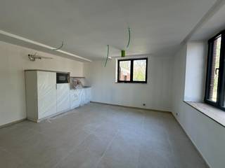 Op slechts enkele minuten van het dorpsplein van Evergem, met een vlotte aansluiting op diverse verbindingswegen en een uitstekende...