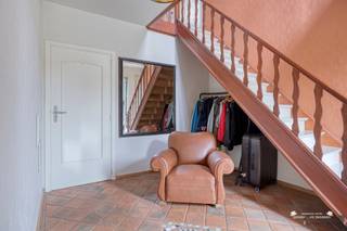 <p><span>Zeer ruime woning met 5 slaapkamers, ruime tuin en recente energetische renovaties</span></p><p><span>Op een gunstige en rustige locatie in Meerhout bevindt zich deze bijzonder ruime gezinswoning met maar liefst </span><span>5 slaapkamers</span><span>, een royale tuin en tal van mogelijkheden. De woning onderging recent verschillende energetische renovaties, waaronder de </span><span>vernieuwing van alle ramen en het dak</span><span>, wat zorgt voor een belangrijke meerwaarde naar comfort en energiezuinigheid.</span></p><p><span>De ligging is bijzonder praktisch. In de nabije omgeving bevinden zich verschillende </span><span>scholen, winkels en dagelijkse voorzieningen</span><span>. Ook het openbaar vervoer is vlot bereikbaar. Dankzij de goede verbindingen naar de omliggende gemeenten en belangrijke invalswegen is deze woning bovendien een uitstekende uitvalsbasis voor wie zich met de wagen verplaatst.</span></p><p><span>We betreden de woning via een </span><span>aparte inkomhal</span><span> die toegang geeft tot de verschillende leefruimtes. De bijzonder ruime leefruimte geniet dankzij de vele ramen van een overvloed aan </span><span>natuurlijk daglicht</span><span> en biedt een prachtig uitzicht op de groene tuin. De woning wordt verwarmd op aardgas en voor extra sfeer en gezelligheid kan er gebruikgemaakt worden van de </span><span>recent geplaatste haard</span><span>.</span></p><p><span>De keuken is praktisch ingericht en voorzien van alle nodige comfort. Ook hier geniet je van een aangenaam uitzicht over de tuin. Aansluitend bevinden zich een handige </span><span>wasplaats/bergruimte</span><span> en de toegang tot een aparte studio.</span></p><p><span>Deze studio vormt een bijzonder interessante troef van de woning. Met een oppervlakte van maar liefst </span><span>ca. 40 m²</span><span> kan deze ruimte perfect dienstdoen als ruime vijfde slaapkamer, hobbyruimte, praktijkruimte of multifunctionele leefruimte deze is via een aparte ingang te bereiken. Aansluitend bevindt zich een badkamer uitgerust met een </span><span>ligbad, douche en sauna</span><span>. De voorzieningen zijn aanwezig en functioneel, maar dienen nog verder afgewerkt te worden.</span></p><p><span>Op de eerste verdieping vinden we </span><span>vier ruime slaapkamers</span><span>, waardoor deze woning bijzonder geschikt is voor een groot gezin. Daarnaast is er een tweede badkamer, uitgerust met een </span><span>douche, ligbad, dubbele lavabo en toilet</span><span>.</span></p><p><span>Ook aan bergruimte is er geen gebrek. De woning beschikt over een </span><span>ruime zolder</span><span>, bereikbaar via een vaste trap, die heel wat extra opslagmogelijkheden biedt. Daarnaast is er nog een kelder aanwezig.</span></p><p><span>Buiten geniet de woning van een </span><span>ruime, volledig omheinde tuin van ca. 10 are</span><span>. Dankzij de hoge haag is hier een bijzonder aangename en private buitenomgeving gecreëerd waar je in alle rust kunt genieten. Aan de zijkant van de woning bevinden zich bovendien </span><span>aangelegde parkeerplaatsen</span><span>.</span></p><p><span>Troeven op een rij:</span></p><ul><li><span>Zeer ruime gezinswoning</span></li><li><span>5 slaapkamers</span></li><li><span>Recente energetische renovaties</span></li><li><span>Nieuwe ramen</span></li><li><span>Vernieuwd dak</span></li><li><span>Aparte studio van ca. 40 m²</span></li><li><span>EPC B</span></li><li><span>Asbest veilig</span></li><li><span>Ruime zolder bereikbaar via vaste trap</span></li><li><span>Kelder</span></li><li><span>Gunstige ligging nabij scholen, winkels, openbaar vervoer en belangrijke verbindingswegen</span></li></ul><p><span> </span></p><p><span>Een ruime woning met heel wat potentieel, recente energetische verbeteringen en een uitzonderlijk grote en private tuin. Ideaal voor gezinnen die op zoek zijn naar ruimte, comfort en mogelijkheden.</span></p>