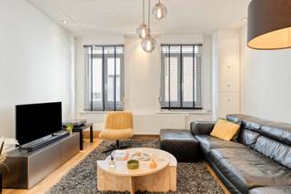 <p><span>Voor verdere informatie of een vrijblijvende waardebepaling van uw eigendom: </span><span>jordi.broes@homixx.be</span><span> of 016 199 340.</span></p>
<p><span>In een zeer rustig straatje, vlak bij het bruisende centrum van Mechelen en op korte afstand van het Vrijbroekpark, bevindt zich deze ruime, instapklare en gerenoveerde woning met maar liefst 155 m² bewoonbare oppervlakte.</span></p>
<p><span>De woning werd tussen 2023 en 2026 grondig gerenoveerd, waarbij hedendaags wooncomfort en een gunstige ligging nabij alle stadsfaciliteiten hand in hand gaan.</span></p>
<p><span>Bij het betreden van de woning wordt u via de inkomhal meteen verwelkomd door een aangenaam ruimtegevoel. <br />De gelijkvloerse verdieping omvat een gezellige zitruimte, eetplaats en een ruime, aansluitende leefkeuken die uitgerust is met alle praktische toestellen. <br />Verder vindt u op deze verdieping een badkamer met inloopdouche en dubbele lavabo, een toilet en aansluitingen voor wasmachine en droogkast.</span></p>
<p><span>Met maar liefst vier volwaardige slaapkamers biedt deze woning tal van mogelijkheden voor gezinnen of voor wie nood heeft aan extra bureau- of hobbyruimte. <br />Op de eerste verdieping bevinden zich, bereikbaar via een prachtige eiken trap, twee slaapkamers. <br />De zolderverdieping is vlot toegankelijk via een vaste beukenhouten trap en herbergt de derde en vierde slaapkamer. <br />Daarnaast beschikt de woning over een droge kelder, ideaal als extra bergruimte.</span></p>
<p><span>Voor een aangenaam binnenklimaat in elk seizoen is de woning uitgerust met een lucht-luchtwarmtepomp in de master bedroom, als aanvulling op de centrale verwarming op aardgas met radiatoren doorheen de woning.</span></p>
<p><span>Buiten kunt u in alle rust genieten van het compacte, gezellige koertje.</span></p>
<p><span>Dankzij het gunstige EPC-label C, de grondige renovaties tussen 2023 en 2026, de conforme elektrische installatie en de instapklare staat geniet u hier van hedendaags wooncomfort met een gunstige energieprestatie. <br />Parkeren kan gratis in de omliggende straten met een bewonerskaart.</span></p>
<p><span>Wij kijken ernaar uit u te verwelkomen voor een bezoek aan deze mooie woning!</span></p>