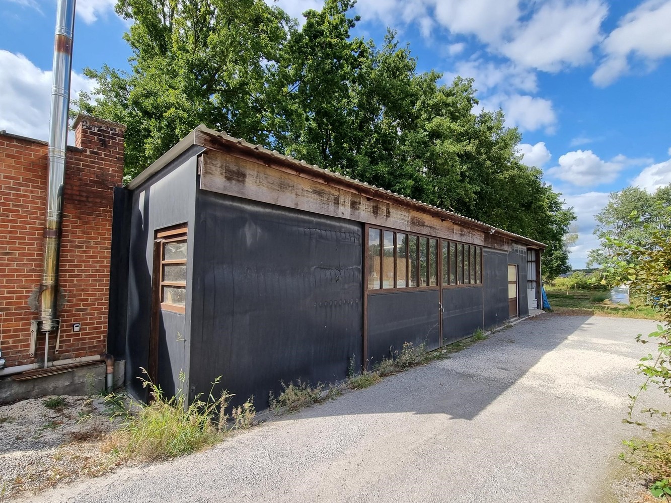 Woning met achterliggend magazijn op een totaal perceel van 19 are 58 ca. - foto 5