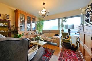 Dit zeer ruime appartement is gelegen pal in het centrum van Ronse. Op wandelafstand van de Grote Markt, de talrijk aanwezige horeca- en handelszaken in het centrum en vlakbij de stationsbuurt.<br /><br />Dit ideaal gelegen appartement betreedt u via de ruime inkomhal, met een apart gastentoilet. Aan de voorzijde zijn er de woonkamer en de geïnstalleerde keuken, met toegang tot het zonnige terras. Verder is er nog een badkamer en zijn er <strong>3 slaapkamers</strong> aan de achterzijde, die toegang bieden tot het ruime terras achteraan, waar het genieten is van de ochtendzon en zicht op de stadstuin. <br /><br />Bijkomend heeft dit appartement nog een kelderberging en een<strong> individuele garagebox</strong>.<br /><br />Meer info? Contacteer Kyamo De Smet: 0479 06 13 71 of kyamo@immoroman.be