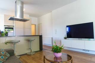 Rustig gelegen appartement op het gelijkvloers van een kleinschalige halfopen bebouwing met 3 wooneenheden, volledig gerenoveerd in 2013, en in...