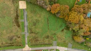 In onze nieuwe woonbuurt in Engsbergen bij Tessenderlo biedt Danneels in deze tweede verkoopfase nieuwe bouwgronden te koop aan. <br /><br />De perceelgrootte varieert van 312 m² tot 749 m² en alle bouwgronden worden aangeboden met vrije keuze van architect en bouwpartner(s). <br /><br />Tessenderlo is goed gelegen ten opzichte van Antwerpen, Turnhout en Hasselt en is een ideale woonlocatie voor wie op zoek is naar een betaalbare en toch goed bereikbare omgeving.<br /><br />Ook zorgt de nabijheid van het openbaar vervoer en de aansluiting met de E313 voor een vlotte verbinding naar Antwerpen en de E314. <br /><br />In deze familievriendelijke woonbuurt werd o.m. een groot aantal groenzones, een centraal park, meerdere speelzones en wadi’s voorzien. 