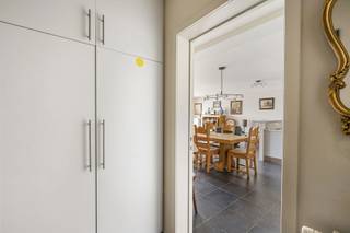 <p>Instapklaar appartement met zuidgericht terras, prachtig zicht op de Kluisberg, én aparte garagebox (20m²), gelegen op de eerste verdieping van een verzorgde residentie met lift in het landelijke Ruien.<br /><br />Dit lichtrijke appartement bevindt zich in de dorpskern van Ruien, een rustige omgeving aan de voet van de Kluisberg, met een vlotte verbinding naar Avelgem, Ronse en Oudenaarde (allen op maximaal 15 minuten rijden). Ideaal voor wie rustig wil wonen zonder in te boeten aan bereikbaarheid.<br /><br />Het appartement omvat een inkomhal, een ruime en aangename leefruimte met veel natuurlijke lichtinval en een open geïnstalleerde keuken. Via de leefruimte heeft u toegang tot het zonnige, zuidgerichte terras met mooi uitzicht op de Kluisberg. Verder beschikt het appartement over een apart toilet, twee slaapkamers (waarvan 1 met ingebouwde kasten), een badkamer met douche en lavabo, en een praktische wasplaats/bergruimte.<br /><br />Extra troef is de aparte garagebox, ideaal voor wagen, fietsen of extra stockage.<br /><br />Een interessante opportuniteit voor eigen bewoning, als investering of voor wie comfortabel en rustig wil wonen in de Vlaamse Ardennen.<br /><br />Meer info of plan je bezoek: wim@immobeguin.be<br />Te koop via Immo Beguin, uw vastgoedexpert sinds 2009, met kantoren in Ronse, Waregem, Kortrijk, Deinze, Doornik en Lessen.</p>