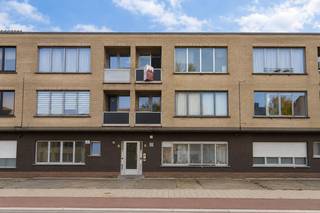 Dit appartement, gelegen aan de Dendermondse Steenweg 344 in Sint-Niklaas, combineert een comfortabele indeling met een gunstige ligging en een vlotte bereikbaarheid. Met twee ruime slaapkamers, een terras en een EPC-label C vormt dit appartement een aangename woonst voor starters, koppels of investeerders.<br /><br />Bij het binnenkomen van het appartement komt u terecht in een aangename inkomhal die toegang biedt tot de verschillende ruimtes. De lichtrijke woonkamer vormt het hart van het appartement. Dankzij de grote raampartijen geniet u hier van een aangename, open sfeer. Er is voldoende ruimte voor zowel een gezellige zithoek als een volwaardige eethoek.<br /><br />De open keuken sluit naadloos aan op de leefruimte, is praktisch ingericht en voorzien van de nodige toestellen. Vanuit de keuken heeft u rechtstreeks toegang tot het terras, waar u in alle rust kunt genieten van de buitenlucht.<br /><br />De badkamer is uitgerust met een douche, lavabo, toilet, aansluiting wasmachine en beschikt over alle nodige voorzieningen voor dagelijks comfort.<br /><br />Het appartement beschikt daarnaast over twee ruime slaapkamers, die flexibel kunnen worden ingericht als slaapkamer, kinderkamer, bureau of hobbyruimte.<br /><br />Met een EPC-label C beschikt het appartement over een gunstige energiescore.<br /><br />Ook de ligging vormt een belangrijke troef. Het appartement bevindt zich aan de Dendermondse Steenweg, met winkels, scholen, openbaar vervoer en andere dagelijkse voorzieningen in de omgeving. Ook het centrum van Sint-Niklaas is vlot bereikbaar. Dankzij de nabijheid van belangrijke verbindingswegen is er bovendien een goede verbinding richting de E17 en omliggende steden.<br /><br />De combinatie van de ruime slaapkamers, praktische indeling, het terras en de gunstige ligging maakt dit appartement geschikt voor zowel eigen bewoning als investering. Een aangename woonst met ruimte en comfort, ideaal voor wie op zoek is naar een interessante investering in Sint-Niklaas.<br /><br />De stedenbouwkundige inlichtingen zijn in aanvraag.