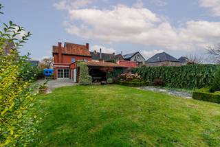 Deze stijlvolle woning beschikt over een uitnodigende inkomhal met een statige trap en een apart toilet. Vervolgens betreedt u de bijzonder ruime leefruimte, die veel lichtinval en comfort biedt.<br /><br />De woning heeft een afzonderlijke keuken met uitzicht op de tuin, vanwaar u tevens toegang heeft tot de kelder. Verder zijn er een ruime wasruimte, een eerste badkamer en een inpandige garage aanwezig.<br /><br />Op de bovenverdieping bevinden zich twee volwaardige slaapkamers en een tweede badkamer. De ruimste slaapkamer kan eventueel worden opgedeeld in twee, waardoor drie slaapkamers kunnen worden gerealiseerd.<br />Daarnaast is er een zolderruimte beschikbaar, ideaal voor opslag.<br /><br />De achterliggende tuin is perfect van formaat: ruim genoeg om van te genieten, maar tegelijk onderhoudsvriendelijk.<br /><br />Een echte eyecatcher van deze woning is het glas-in-lood, dat op verschillende plaatsen aanwezig is en de woning karakter en charme verleent.<br /><br />Kortom, deze woning combineert ruimte, degelijkheid en karakter op een unieke manier.