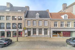 VEURNE: Karaktervol eigendom, type herenwoning, in het bruisende hart van Veurne-centrum, met een waaier van mogelijkheden!Wat ooit nog deel...