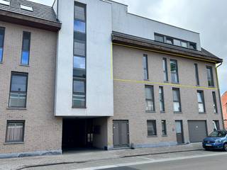 Uiterst verzorgd, kwalitatief en ruim appartement pal in centrum van Ooigem.<br />Het appartement bevindt zich op de tweede verdieping en is uiteraard zowel met de trap als met de lift bereikbaar.<br />Bouwjaar 2012<br /><br />Alle comfort op wandelafstand: apotheek, bakker, slager, frituur, kine, lagere school, sportcentrum, bib,....<br /><br />Het appartement is ingedeeld als volgt:<br />Inkomhal met gastentoilet, ruimte en lichtrijke living (eetplaats en zithoek) met open keuken.<br />Een zeer grote berging, badkamer met toilet, douche en lavabomeubel.<br />Twee grote slaapkamers en een kleinere kamer.<br />Er is een garage inbegrepen (de 2e van rechts) die goed bereikbaar is en perfect gelegen om makkelijk in en uit te manoeuvreren. De garagekoer is afgesloten van de openbare weg met een automatische poort.<br /><br />- Kwalitatief en traditioneel gebouwd.<br />- Ruim terras<br />- Vol-kern deuren<br />- CV op aardgas<br />- Groot schuifraam (met vliegenhor) naar het terras<br />- 110m² bewoonbare oppervlakte<br />- Kleinschalige en recente residentie<br />- energiezuinig