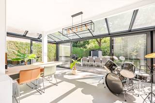 <p>Deze instapklare gezinswoning combineert ruimte, comfort en een hoogwaardige afwerking met een zonnige tuin, ruime veranda, inpandige garage en oprit voor meerdere wagens. Hier geniet u van zorgeloos wonen op een gegeerde locatie nabij winkels, scholen, groen en invalswegen.<br /><br /><span><strong>INDELING</strong></span>:<br /><br />Via de inkomhal met stalen deur en gastentoilet betreedt u deze prachtig afgewerkte woning. Op het gelijkvloers bevindt zich een ruime leefruimte op parket, uitgerust met een gezellige houtkachel, ingemaakte kasten en airco. Aansluitend vindt u de open leefkeuken met composieten werkbladen, wijnkoeler en kwalitatieve Miele-toestellen. Verder is er een praktische berging/wasruimte met maatkasten, evenals een inpandige garage met automatische poort. De zeer ruime vergunde veranda, eveneens voorzien van maatkasten, vormt een prachtige extra leefruimte en geeft directe toegang tot de tuin en het terras.<br /><br />Op de eerste verdieping geeft de nachthal toegang tot drie volwaardige slaapkamers, telkens uitgerust met airco. De luxueus vernieuwde badkamer beschikt over een inloopdouche, een royaal ligbad, een dubbel lavabomeubel en een toilet.<br /><br />Verder beschikt de woning over een ruime zolder op stahoogte.<br /><br />Buiten geniet u van een zonnige, oostgerichte tuin met terras van ca. 235 m² en een oprit met plaats voor twee wagens.<br /><br /><span><strong>BIJZONDERHEDEN</strong></span>:<br /><br />- Vrijstaande en volledig instapklare woning<br />- Airco aanwezig in leefruimte en slaapkamers<br />- Zonnige, oostgerichte tuin met terras<br />- Inpandige garage + oprit 2 wagens</p>