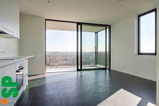 Het appartement heeft de volgende indeling: Men komt binnen in de inkomhal met het apart toilet en de berging (aansluiting wasmachine). Van...