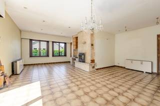 Deze charmante bungalow bevindt zich in een rustige straat binnen een aangename villawijk in Blankenberge. De woning geniet van een uitstekende ligging, vlak bij Delhaize en op wandelafstand van het strand, diverse sportfaciliteiten en het skatepark. Ook het stadscentrum, scholen en het openbaar vervoer zijn vlot bereikbaar met de fiets.<br /><br />Via de inkomhal komt u terecht in de lichtrijke leefruimte, waar grote raampartijen zorgen voor een aangenaam uitzicht op de tuin en een overvloed aan natuurlijk licht. De zonnige tuin geniet van een gunstige oriëntatie en biedt een hoge mate van privacy, waardoor u er in alle rust kunt genieten van het buitenleven. Bovendien beschikt de woning over een degelijk tuinhuis dat extra bergruimte biedt.<br /><br />De bungalow omvat verder een functionele keuken, drie volwaardige slaapkamers en een badkamer. Aansluitend bevindt zich een ruime inpandige garage met automatische poort. Daarnaast beschikt de woning over een praktische oprit en een bijkomende overdekte staanplaats.<br /><br />De zolderverdieping wordt momenteel niet benut en biedt tal van mogelijkheden voor uitbreiding of herinrichting. Hierdoor beschikt de woning over een aanzienlijk renovatie- en uitbreidingspotentieel, waardoor u de woning volledig naar eigen smaak en behoeften kunt aanpassen.<br /><br />De woning wordt verwarmd via elektrische verwarming en is voorzien van dubbele beglazing in houten schrijnwerk. Daarnaast zijn er zonnepanelen aanwezig, wat een interessante meerwaarde vormt voor de toekomstige eigenaar.<br /><br />Dankzij de rustige ligging, de ruime perceelsindeling en de vele mogelijkheden is deze bungalow een uitstekende opportuniteit voor wie op zoek is naar een woning met toekomstperspectief.<br /><br />Ontdek zelf het potentieel van deze eigendom en plan vandaag nog uw bezoek!<br /><br />