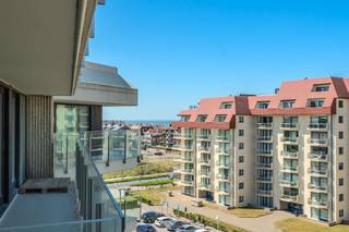 Ruim appartement met 1 slaapkamer te koop te Nieuwpoort, Franslaan 172. Het appartement bevindt zich op de zesde verdieping van de goed onderhouden Residentie "Nereiden". Dankzij de centrale ligging bevindt u zich vlakbij winkels, horeca, openbaar vervoer en de Zeedijk. Gemeenschappelijke fietsenberging in het gebouw. Mogelijkheid tot bijaankopen van een garagebox in het gebouw.<br /><br />Indeling:<br />- inkomhall (4m²)<br />- woonkamer (22m²) met open keuken voorzien van koelkast met diepvriesvakje, kookplaat en dampkap<br />- slaapkamer (11m²) met toegang tot het terras<br />- badkamer (4m²) met lavabo met spiegelkast, douche en toilet<br />- terras (7m²)<br /><br />Troeven:<br />- volledig instapklaar<br />- goed onderhouden residentie<br />- uiterst centraal gelegen<br />- mogelijkheid tot bijaankopen van een garagebox in het gebouw<br />- gunstig EPC<br /><br />Bent u op zoek naar een 1 slaapkamer appartement centraal gelegen te Nieuwpoort? Aarzel niet en leg vandaag nog uw bezoek vast!<br /><br />Bestuursmaatregelen in het maatregelenregister: nee