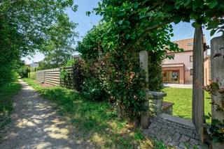 <strong>Ideaal gelegen 3-gevel woning in een rustige straat vlakbij het centrum van Sterrebeek.</strong><br />Gelijkvloers: Inkomhal, WC, ruime living met aparte zitplaats (TV hoek), ruime volledig ingerichte keuken (voorzien van airco) en met toegang naar het terras en de tuin (Zuid).<br />Eerste verdieping: Nachthal, WC, bureauruimte, 2 ruime slaapkamers elk voorzien van ingebouwde kasten en badkamer voorzien van lavabo in meubel, douche en ligbad.<br />Tweede verdieping: 2 ruime slaapkamers met ingebouwde kasten.<br />Buiten: 2 autostaanplaatsen naast de woning en ruime garage.<br />Extra info: Renovatie plicht kan gehaald worden door enkel een condensatieketel te plaatsen !