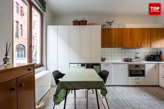 Welkom in deze charmante (starters)woning, gelegen in een rustige straat op enkele stappen van het historisch centrum. De woning is instapklaar...