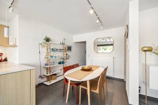 In een kleinschalig gebouw in het centrum van Ranst bevindt zich dit energiezuinige appartement met twee slaapkamers en lift.
We betreden het appartement via de inkomhal, die toegang biedt tot alle ruimtes. De leefruimte is ruim en lichtrijk en vormt één open geheel met de volledig uitgeruste keuken (2021), praktisch ingericht en voorzien van alle comfort: koelkast, dampkap, inductiekookplaat, vaatwasser en combi-oven.
Via de leefruimte bereiken we het ruime terras (32m2), uitgerust met een kwalitatieve, op afstand bedienbare zonnewering. Dit zorgt voor een aangename lichtinval, optimaal comfort en extra privacy.
Verder is er een handige berging met ingemaakte kasten en aansluitingen voor wasmachine en droogkast. Aan de voorzijde van het appartement bevinden zich twee volwaardige slaapkamers. De badkamer is uitgerust met een inloopdouche, een enkel wastafelmeubel en een hangtoilet.
Aan de achterzijde van het perceel bevindt zich een ruime dubbele garagebox van circa 90 m², uitgerust met twee sectionale poorten. De garage biedt plaats aan maximaal vijf wagens en dient verplicht mee aangekocht te worden voor € 50.000.