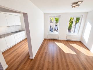 <strong>--- NIEUW --- Mooi duplex-appartement met 2 slaapkamers en zeer groot dakterras.<br /><br />👉 U kan de online kalender voor het bezoekmoment terugvinden via onze eigen website www.vastgoedspruyt.be.</strong><br /><br />Op zoek naar een instapklaar energiezuinig appartement?<br />Dit volledig gerenoveerde appartement combineert hedendaags comfort, kwalitatieve afwerking en een rustige locatie nabij het centrum van Eeklo.<br /><br /><strong>Troeven:</strong><br />- Veel lichtinval door de grote glaspartijen.<br />- 2 Volwaardige slaapkamers.<br />- Fantastisch dakterras.<br />- Fietsenstalplaats.<br /><br /><strong>Locatie &amp; omgeving:</strong><br />- Rustig gelegen aan de rand van de stadskern.<br />- Vlakbij winkels, horeca en alle voorzieningen.<br />- Uitstekende verbindingen met openbaar vervoer.<br /><br /><strong>Direct beschikbaar.<br />EPC = 130kWh/m² (B-label).<br />Huurprijs: 950€/mnd (Geen bijkomende gemeenschappelijke kosten).<br />Domicilie verplicht.</strong>