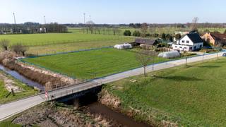 <p><strong>Aan de groene rand van het landelijke Arendonk, op een prachtig perceel van maar liefst 3.780 m², bevindt zich deze instapklare villa met o.a. 5 slaapkamers, een inpandige garage, een ruim multifunctioneel bijgebouw, annex garage en een volledig afgesloten, zuidgerichte tuin met zicht op de Wampvallei. EPC score 232 Kwh</strong></p>
<p><strong>Gelijkvloers</strong></p>
<p>Via de inkomhal bereikt u enerzijds de lichtrijke woonkamer en anderzijds de eerste slaapkamer op het gelijkvloers — ideaal voor levensbestendig wonen of als praktijk- of bureauruimte. De woonkamer met Franse eiken parketvloer baadt in het daglicht en vormt een warme, gezellige leefruimte. De eetkamer bevindt zich centraal tussen de sfeervolle zithoek met houtkachel aan de straatzijde en de keuken. Vanuit de leefruimte geniet u van een prachtig, vrij uitzicht over waardevol agrarisch gebied en uitgestrekte weilanden. <br />De maatwerkkeuken vormt het hart van de woning en is uitgerust met hoogwaardige toestellen en afwerkingen: natuurstenen werkbladen, wokbrander, twee gasbekkens, twee inductiekookplaten, een Amerikaanse Liebherr-koelkast, dubbele spoelbak met Quooker Grohe en diverse Miele-toestellen (vaatwasser, combisteamer, heteluchtoven en warmhoudlade). Daarnaast beschikt de keuken over een geklimatiseerde wijnkast, extra koelkast en een koffiehoek. Aan het aparte keukeneiland geniet u van het zicht op de tuin — perfect voor een rustig koffiemoment of een aperitief met uw gasten terwijl u kookt. De gelijkvloerse badkamer werd volledig vernieuwd en beschikt over een ruime inloopdouche, dubbele wastafel met maatwerkkasten en een apart toilet. Via de keuken bereikt u de praktische bijkeuken met kamerbrede maatwerkkasten en toegang tot de voorraadkelder.<br />Verder beschikt het gelijkvloers over een ruime inpandige garage met plaats voor auto, fietsen en extra hobbyruimte. Ook hier zijn maatwerkkasten voorzien met een aparte washoek.</p>
<p><strong>Verdieping:</strong></p>
<p>Via de eiken trap in de inkomhal bereikt u de verdieping met vier zeer ruime slaapkamers. Elke kamer beschikt over verwarming, veel lichtinval en voldoende ruimte voor een slaap-, studie- of hobbyfunctie. Er is een apart toilet en er zijn twee kamers voorzien van een wastafel.</p>
<p><strong>Tuin & omgeving</strong></p>
<p>De prachtig aangelegde, volledig afgesloten tuin is zuidgericht en biedt maximale privacy en een uniek uitzicht op de Wampvallei. Het ruime terras (35 m²) is uitgerust met een kwalitatieve lamellenoverkapping van Brustor, voorzien van screens rondom, waardoor u eenvoudig een schaduwrijke plek creëert. Hier kan u in alle rust tafelen en genieten van het open landschap. Het grote bijgebouw (104m²) is momenteel opgesplitst in twee delen; Achteraan een groot tuinhuis en vooraan een wellnessruimte met sauna, infraroodcabine, douche en toegang tot de hot tub in de tuin. Deze multifunctionele ruimte is ideaal voor hobby, praktijk, ontspanning of het organiseren van gezellige privéfeestjes.<br />Daarnaast beschikt het perceel over een groentetuin, weiland en een eigen jeux-de-boulesbaan.</p>
<p><strong>Bijzonderheden</strong></p>
<ul>
<li>Elektrische installatie conform</li>
<li>Zonnepanelen met 3 omvormers en thuisbatterij + snellaadpaal vermogen 11Kw</li>
<li>38 zonnepanelen met groene stroomcertificaten tot medio 2029 (± €3.250 opbrengst per jaar)</li>
<li>Uitstekende staat van onderhoud</li>
<li>Volledig afgesloten en kindvriendelijke tuin</li>
<li>Voorzien voor levensbestendig wonen</li>
<li>Beregeningsintallatie door de gehele tuin - alarm - maairobot met 3 aparte zones</li>
</ul>