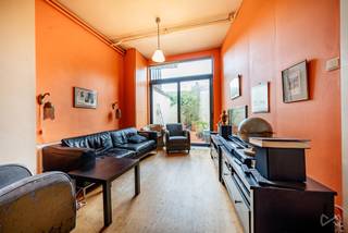 <p><strong><span>Infos &amp; visites – 02 315 51 71</span></strong></p>
<p><span>Idéalement située à Schaerbeek, cette maison offre un énorme potentiel, aussi bien pour une grande famille que pour un projet d’investissement.</span></p>
<p><span>Le bien se compose actuellement de plusieurs espaces de vie répartis sur différents niveaux, avec un séjour lumineux, une cuisine indépendante, plusieurs salles d’eau, de nombreuses chambres et un agréable espace extérieur avec terrasse.</span></p>
<p><span>Grâce à sa configuration, la maison se prête parfaitement à un projet de colocation, coliving ou création de chambres étudiantes, offrant un excellent rendement locatif potentiel pour investisseurs.</span></p>
<p><span>Les différents étages permettent une organisation pratique et flexible des espaces, avec des chambres bien séparées et des espaces communs agréables pour la vie au quotidien.</span></p>
<p><span>Situé dans un quartier dynamique et recherché, à proximité immédiate des commerces, transports en commun, écoles, universités et institutions européennes, le bien bénéficie d’un emplacement stratégique avec un accès rapide au centre de Bruxelles.</span></p>
<p><span>Une opportunité rare offrant de nombreuses possibilités, à visiter rapidement !</span></p>