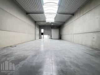 Fantastisch gelegen <strong>nieuwbouw KMO-unit</strong>, met zeer vlotte bereikbaarheid. Deze <strong>casco </strong>unit bevindt zich op een strategische locatie, op slechts 2,5 km naar de <strong>E40 </strong>op- en afrit 19 Aalst. Deze locatie biedt vlotte verbindingen naar Gent, Brussel en omliggende regio’s.<br /><br />De opslagruimte heeft een oppervlakte van 294 m² en is uitgerust met één sectionaal poort en lichtstraten met rookluik. De loods heeft daarnaast een vrije hoogte van 6 meter en alle nutsvoorzieningen zijn aanwezig. Tevens zijn er <strong>2 parkeerplaatsen</strong> voorzien en ruime manoeuvreerruimte.<br /><br />Heeft u interesse of wenst u graag meer details over dit aanbod? Neem contact op met Gill PANORAMA B2B voor meer info, plannen of een vrijblijvend plaatsbezoek via <strong>09 219 90 30</strong>.