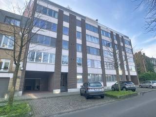 This apartment is located just outside the Leuven ring road, close to the city center. <br /><br />Upon entering, you are welcomed by a spacious entrance hall with built-in cupboards/a cloakroom, which immediately gives a practical and uncluttered feeling. From the entrance hall, you enter the very large and bright living room, which flows seamlessly into a completely renovated kitchen. The kitchen has a modern finish and functional layout, creating a pleasant living space.<br /><br />At the rear of the apartment are three full bedrooms, one of which offers direct access to an exceptionally large terrace. The terrace is a valuable asset and offers a pleasant outdoor space, ideal for relaxing or entertaining guests. The bathroom is equipped with a walk-in shower, while the toilet is separate.<br /><br />The apartment comes with a garage box and a basement storage room, offering additional storage and parking options. If desired, a second garage box can be rented for €60 per month. <br /><br />The location of the apartment is particularly practical: within walking distance you will find supermarkets, sports facilities, and public transportation, making everything you need easily accessible. <br /><br />The apartment is available from 01/03/2026.<br />The monthly rent is €1150 + €190. (Common costs + private use of water and heating)<br />Electricity is individual. <br /><br />Don't hesitate and request your visit via www.living-stone.be!