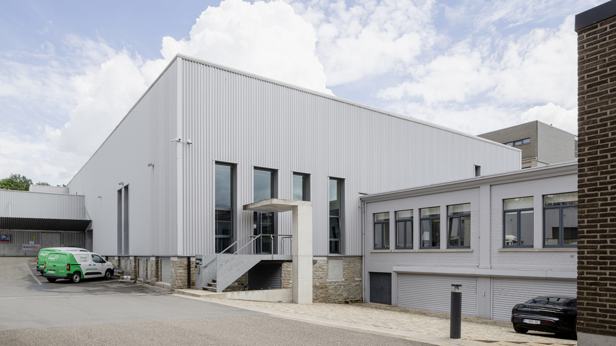 Logistiek : 5.000m² magazijnen met loskades en kantoren - foto 4