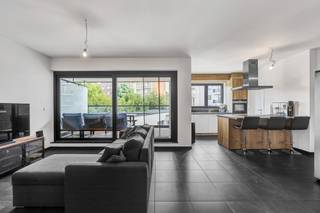 <p>Op een uitstekende ligging in Aalst bevindt zich dit <strong>recente en energiezuinige appartement met EPC-label A</strong>. Winkels, scholen en openbaar vervoer bevinden zich op een steenworp, terwijl de oprit van de E40 op slechts enkele minuten rijden bereikbaar is. Het gebouw dateert van <strong>2019</strong> en voldoet aan de hedendaagse en strenge energienormen, wat garant staat voor een comfortabel en energiezuinig wooncomfort. Het appartement omvat een inkomhal, een lichtrijke leefruimte met salon en eetplaats, een open leefkeuken, een praktische berging/wasplaats, een nachthal, een apart toilet, een badkamer en<strong> twee volwaardige slaapkamers. </strong>Een absolute troef is <strong>het ruime overdekte terras </strong>waar men in alle rust kan genieten. <strong>Aan de voorzijde</strong> beschikt het appartement bovendien over <strong>een extra balkon</strong>. <strong>Privé berging en ondergrondse autostaanplaats</strong> exclusief bij aan te kopen voor 25.000 euro. Buitenschrijnwerk in alu dubbel glas - Cv op aardgas - <strong>EK conform</strong> - <strong>Lift</strong> aanwezig.</p>
