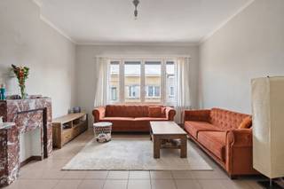 Dit appartement op de tweede verdieping ontvangt je in een ruime inkomhal. Naast schoenen en jassen, vinden zelfs je wasmachine en droogkast hier een praktische plek.<br />De vernieuwde en volledig ingerichte keuken vormt het hart van het appartement. Het staat in rechtstreekse verbinding met het overdekte terras. Een eigen plek voor je koffie s'morgens of genieten van de laatste zonnestralen s'avonds. De woon- en leefruimte bevinden zich vooraan en ook hier zorgt de lichtinval voor een verrassend ruim gevoel. De elektrische rolluiken bieden je extra comfort.<br />Het appartement telt één slaapkamer met aansluitend een kleinere kamer, welke naar eigen behoefte kan worden ingevuld. Een dressing, kantoorruimte of een plek voor hobby's? Jij kiest! Verder zijn er een functioneel ingedeelde badkamer met douche en een kelderberging voor extra opbergruimte.<br />Ook deze troeven tellen zeker mee: EPC-label C, lage algemene kosten en een dak dat in 2017 werd gerenoveerd. Verder zijn er momenteel geen grote werken of bijkomende grote kosten gepland.<br /><br />Klaar voor jouw eerste sleutel of volgende investering? Maak snel een afspraak en kom ontdekken via britt@jamar.immo of via 0487/93.35.43<br />gvg, wg, gmo, rvk, gvv, geen overstromingsgebied, geen maatregelenregister