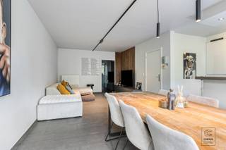 Instapklaar appartement van 91 m² met twee slaapkamers te Kontich! Via de inkomhal kom je binnen in de lichtrijke leefruimte met stenen vloer. Aansluitend bevindt zich de open, volledig geïnstalleerde keuken die is uitgerust met een koelkast, vriezer, kookvuur, dampkap, vaatwasser en tal van ingemaakte kasten. Vanuit de keuken heb je toegang tot het eerste terras, gelegen aan de voorzijde van het gebouw. Via de nachthal bereik je het apart gastentoilet, een ruime berging/wasruimte en de badkamer, die is voorzien van een ligbad met douchefunctie, lavabomeubel en handdoekdroger. De twee ruime slaapkamers geven beiden uit op het tweede, grote terras aan de achterzijde. Tot slot is er nog een ondergrondse autostaanplaats en kelderberging verplicht mee aan te kopen aan € 30.000,00 (exclusief vraagprijs). <br /><br />Extra: <br />- EPC-klasse B (-&gt; GEEN renovatieverplichting!) + AREI = conform<br />- €102/maand gemeenschappelijke kosten <br />- Niet gelegen in mogelijks of overstromingsgevoelig gebied, niet gelegen in afgebakend overstromingsgebied of afgebakende oeverzone, niet gelegen in risicozone overstromingen (P-score A, G-score A).<br /><br />Centraal gelegen met winkels, scholen, parkeermogelijkheden en ontspanning op wandelafstand. Voor meer info ga naar www.coenenvastgoed.be of bel 03/375.82.92