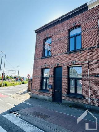 Deze gedeeltelijk gerenoveerde woning ligt in het centrum van Nijlen, op wandelafstand van openbaar vervoer, scholen en winkels. Op de...