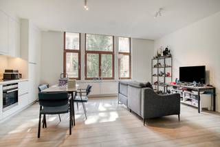 Charmant appartement d'une chambre avec terrasse. Cet appartement parfaitement entretenu a fait l'objet d'une rénovation totale en 2019. Situé derrière une magnifique façade authentique de l'entre-deux-guerres, cet appartement constitue un point de départ unique avec le marché d'Ypres comme jardin à l'avant. <br /><br />L'appartement se compose de : <br />Étage +1 : Salon avec cuisine ouverte et beaucoup de lumière naturelle - Salle de bain avec lavabo, douche à l'italienne et toilettes - Chambre spacieuse avec accès à la terrasse - Buanderie/rangement supplémentaire. <br /><br />Étage -1 : Sous-sol privé. <br /><br />GÉNÉRAL :<br />- Emplacement unique dans le centre d'Ypres <br />- Appartement derrière une façade authentique de l'entre-deux-guerres<br />- Label A EPC <br />- Rénovation totale en 2019 ! <br />- Chauffage central au gaz naturel <br />- Espace extérieur de qualité <br />- Rangement disponible au sous-sol ! <br /><br />Registre des mesures: en cours de demande
