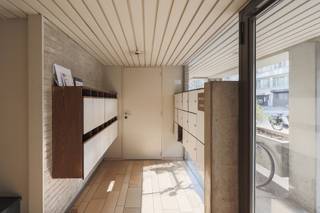 <p>Dit appartement bevindt zich op een absolute toplocatie in Antwerpen (2018), op wandelafstand van de <span><span>Meir</span></span>, het <span><span>Mechelseplein</span></span> en het <span><span>Zuid</span></span>. Je geniet hier van alle voordelen van het stadsleven, terwijl je tegelijk vlot de stad in en uit kan.</p>
<p>Dankzij de tramhalte om de hoek en de vele <span><span>Velo Antwerpen</span></span>-stations in de buurt, verplaats je je moeiteloos doorheen de stad. Voor wie houdt van postcode 2018 is dit zonder twijfel een ideale ligging: nabij het stadscentrum, met parken, winkels en gezellige horeca op wandelafstand.</p>
<p>Het gebouw, opgetrokken in betonstructuur, telt zes verdiepingen. Het appartement bevindt zich op de vijfde verdieping.</p>
<p>De lichtrijke leefruimte met sierhaard bevindt zich aan de voorzijde en geeft toegang tot een aangenaam terras. Aansluitend is er een aparte, volledig geïnstalleerde keuken met ingemaakte kasten.</p>
<p>Verder beschikt het appartement over drie slaapkamers, waarvan één momenteel ingericht is als bureau. De badkamer is uitgerust met een ruime inloopdouche en een dubbele lavabo.</p>
<p>Kortom: een bijzonder aangename woonst op een toplocatie.</p>
<h3><strong><span>Troeven:</span></strong></h3>
<h3><span>-Uitstekende ligging</span></h3>
<h3><span>-Lift conform</span></h3>
<h3><span>-Kelderberging</span></h3>
<h3><span>-Terras</span></h3>
<h3><span>-AREI conform</span></h3>
<h3><span>-EPC B<br /><br />-Vraagprijs = richtprijs</span></h3>
<p>Gemeenschappelijke kosten: €333/maand (incl. water, verwarming en gas)<br /><br />Attesten (EPC, asbest, EK) zijn beschikbaar via onze website: https://jamar.immo/</p>
<p>Wg, Gvv, Gvg, Gmo, Gvkr, Niet gelegen in overstromingsgevoelig gebied, Geen Worg, Geen vermelding in het maatregelenregister</p>