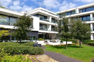 <p><span>De Residentie Cyprès is opgericht te midden het groen in de achtertuin van het cultureel centrum Scharpoord en vlakbij het centrum en de Lippenslaan van Knokke. In deze luxeresidentie zijn er enerzijds 54 individuele woongelegenheden waar senioren zelfstandig kunnen verblijven en anderzijds gemeenschappelijke voorzieningen waarop zij facultatief een beroep kunnen doen. <br /><br />Elk appartement is rolstoelvriendelijk ontworpen en staat permanent in verbinding met de zorgverlener in het gebouw. Er worden verschillende gemeenschappelijke ruimtes voorzien, zoals o.a. een restaurant, een lounge, bibliotheek, een kapsalon, een fitness- &amp; kine-ruimte, terras &amp; tuin. Kortom een ideale woongelegenheid voor de actieve senior die in alle rust, comfort en met alle noodzakelijke dienstverlening onafhankelijk kan blijven wonen op een uitstekende rustige ligging omgeven door groen. <br /><br />Dit appartement beschikt over een volwaardige slaapkamer, een aangename lichtrijke leefruimte met een zonnig terras, een ingerichte keuken en een douchekamer met wastafel, inloopdouche &amp; toilet. Bij dit fraaie appartement hoort eveneens een private berging, twee fietsplaatsen en U heeft de mogelijkheid om één van de schaarse ruime garageboxen in het gebouw te bekomen.</span></p>
<p>Voor investeerders, de mogelijke huurprijs bedraagt €1.300 + lasten en er is een vrijstelling van onroerende voorheffing.</p>
<p>Voor een bezoek in deze exclusieve assistentiewoning en voor meer informatie kan u terecht op het nummer 0479/09.09.09 of via onze e-mail: info@wsb-group.be</p>
<p>Voor meer informatie over de diensten kan u volgende link raadplegen: http://residentiecypres.be/dienste</p>