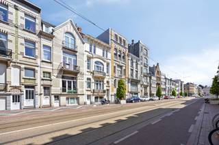 Bent u op zoek naar een instapklaar en gezellig appartement in Blankenberge? Dit weerspiegelt een unieke kans op de huidige vastgoedmarkt. Gelegen langs de welbekende De Smet de Naeyerlaan geniet u hier van een vlotte bereikbaarheid en bent u overal dicht bij alle belangrijke voorzieningen.De indeling van het pand is als volgt:-Lichtrijke leefruimte met grote raampartijen en veel natuurlijke lichtinval- Ingerichte keuken voorzien van het nodige comfort- Comfortabele slaapkamer- Badkamer met alle nodige faciliteitenDit appartement kopen is ideaal als investering of als eigen knusse woonst in Blankenberge. Dankzij het gunstige energieprestatiecertificaat bent u bovendien vrijgesteld van een verplichte renovatie. Mis deze opportuniteit niet. Bent u klaar voor de aankoop van een centraal gelegen appartement te koop in Blankenberge? Dit aantrekkelijke immo-aanbod in Blankenberge biedt alles wat u zoekt.Meer info, aarzel niet om contact op te nemen met ons kantoor!Bestuursmaatregelen in het maatregelenregister: in aanvraag